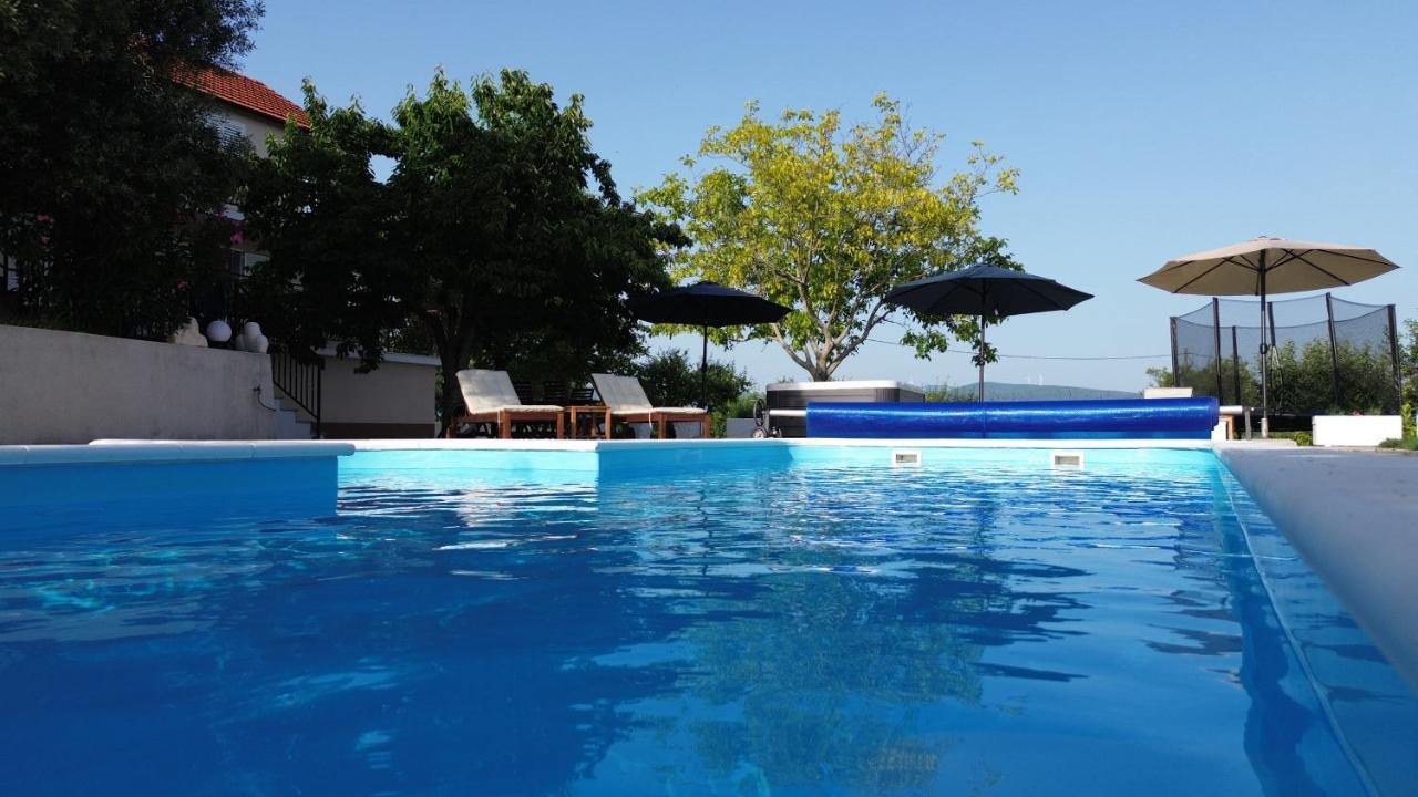 Casa Di Oliva-House With Heated Pool & Jacuzzi In Trilj, Croatia Villa Dış mekan fotoğraf